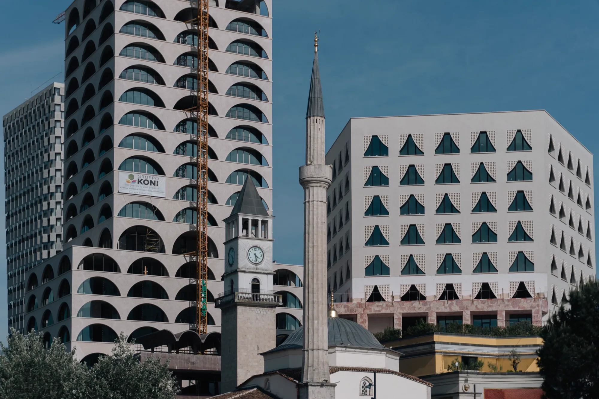 Arkitekturë moderne dhe tradicionale në Tiranë
